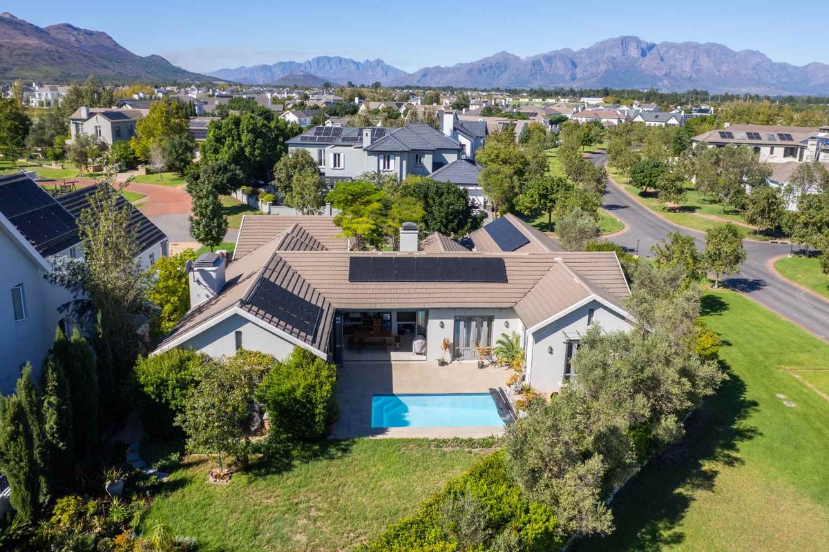 Stylish Four-Bedroom Single-Level Living on a Spacious Corner Stand on Val de Vie Estate - Photo 2