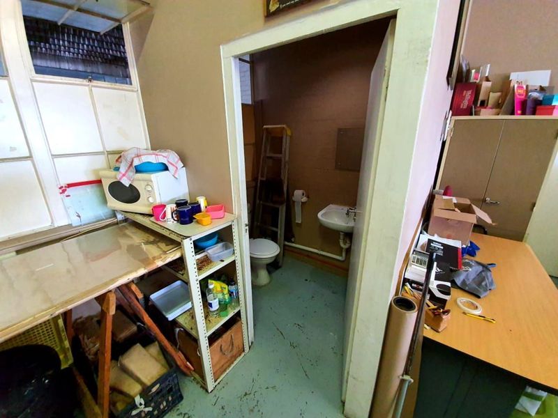 Spacious and Versatile Unit in a Prime Location - Photo 8