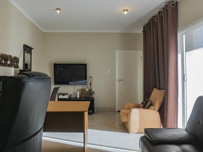 Beautiful family home with flatlet in Baronetcy Estate, Plattekloof. - Photo 6