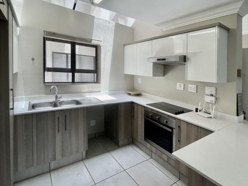 Centrally Located Modern 3‐Bed Apartment – Move‐In Ready & Investment Opportunity! - Photo 2