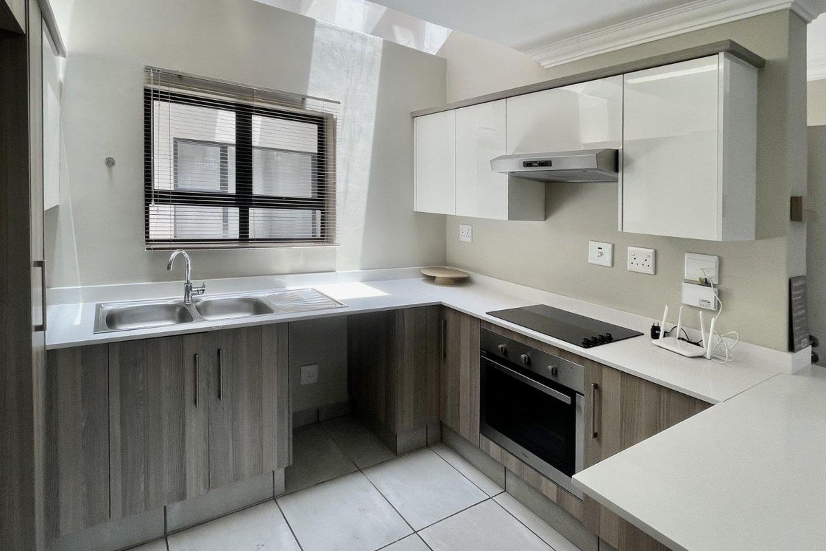 Centrally Located Modern 3‐Bed Apartment – Move‐In Ready & Investment Opportunity! - Photo 2