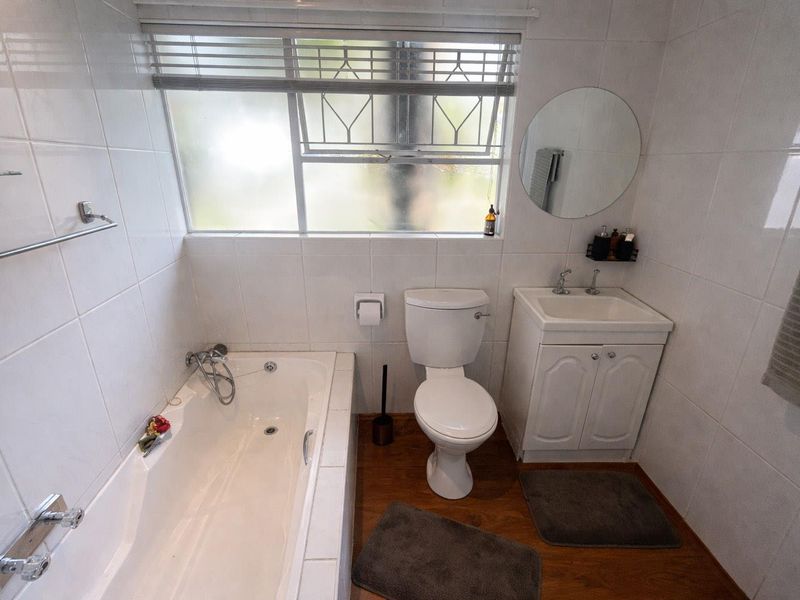 Front-Row Living Meets Private Luxury - Photo 9