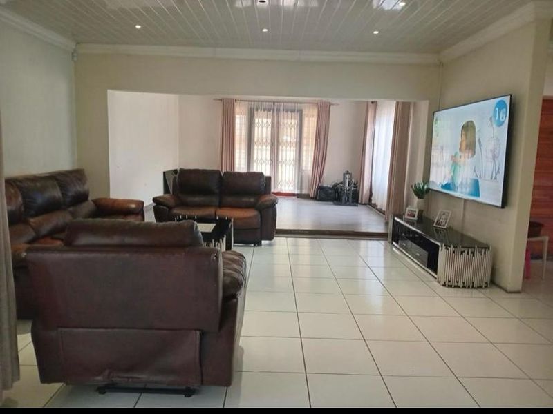 Well kept 4 bedroom house - Photo 3