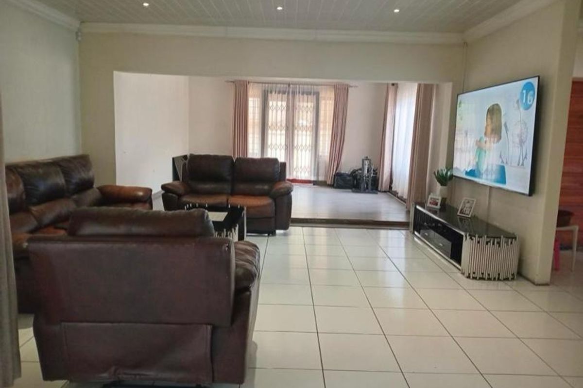 Well kept 4 bedroom house - Photo 3