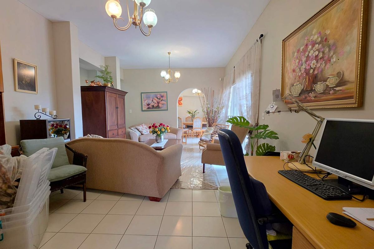 4 Bedroom House for Sale in Bassonia - Photo 3