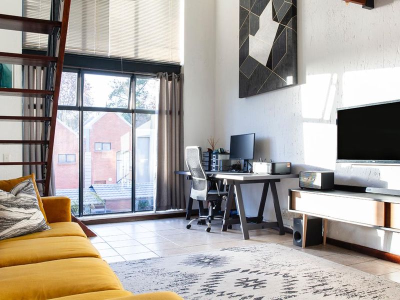 Sunny Loft Apartment with Double Volume Ceilings – Walk to Cresta Mall - Photo 3