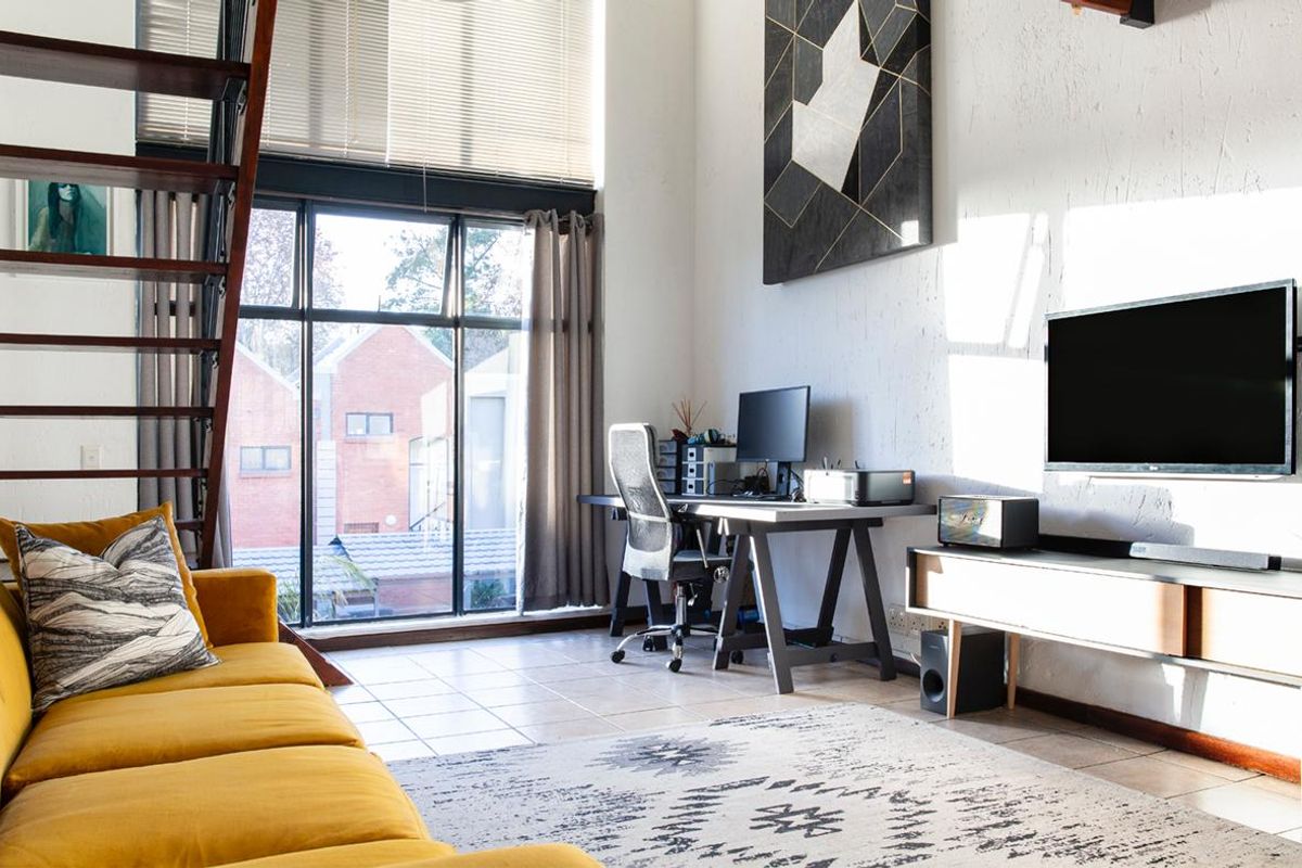 Sunny Loft Apartment with Double Volume Ceilings – Walk to Cresta Mall - Photo 3