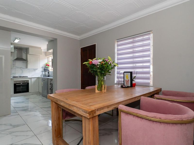 Modern 4 Bedroom Townhouse in Van Riebeeck Park - Photo 6