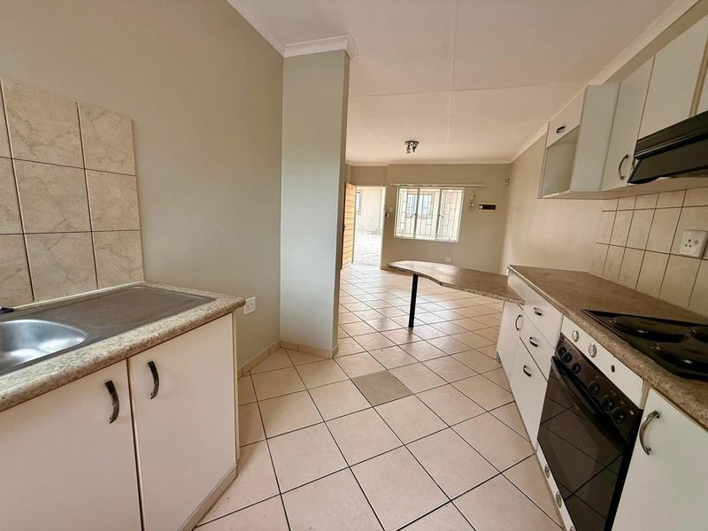 2 Bedroom Townhouse For Sale in Pionierspark Ext 1 - Photo 2