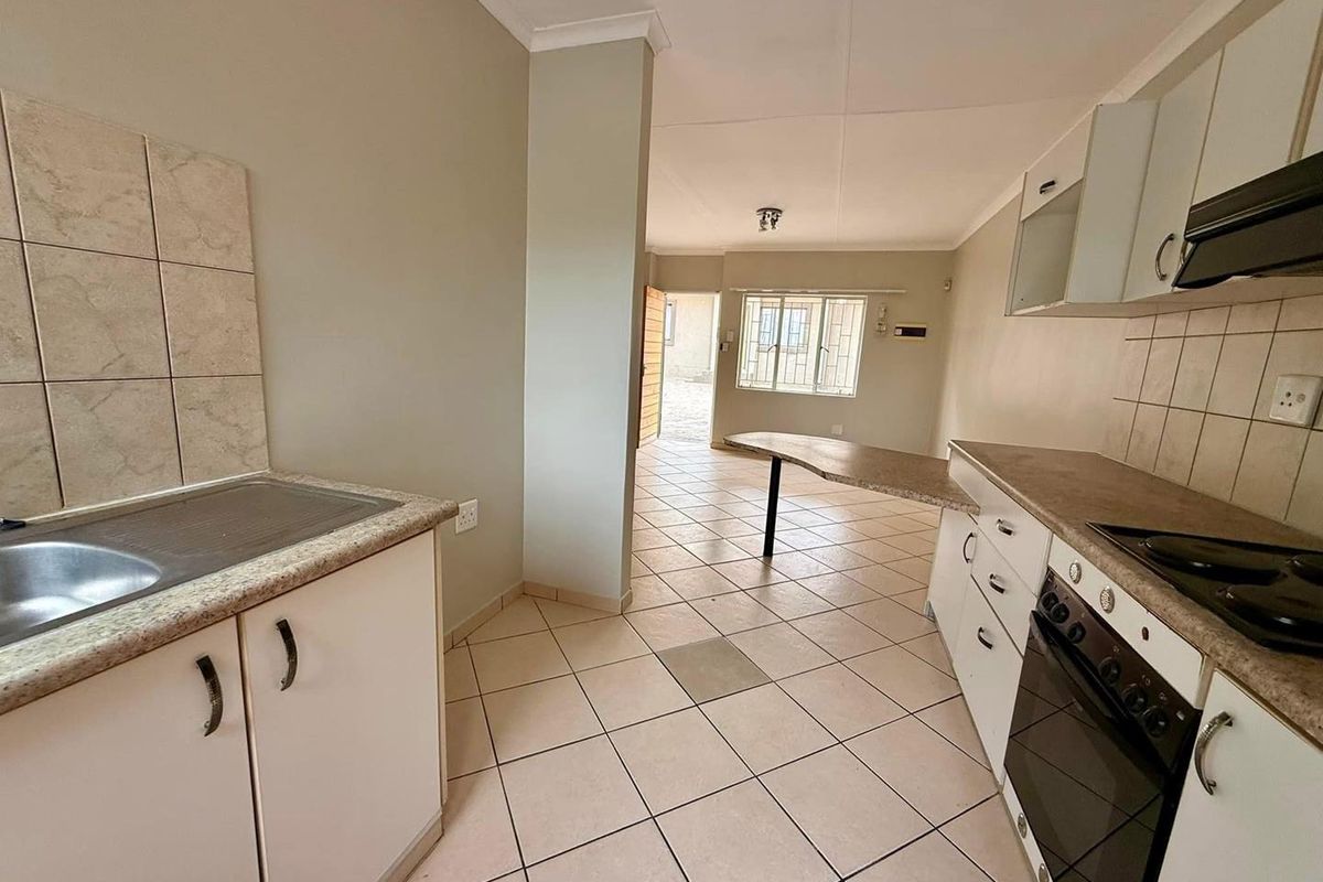 2 Bedroom Townhouse For Sale in Pionierspark Ext 1 - Photo 2