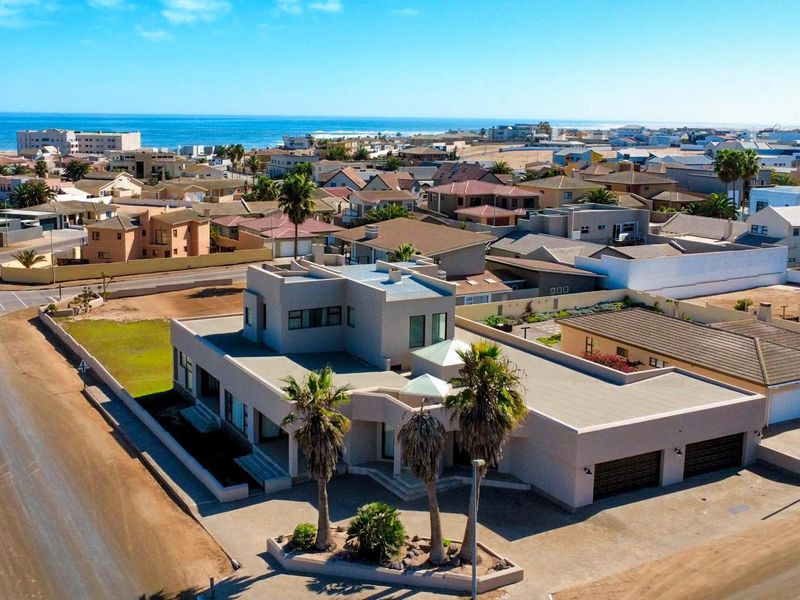 6 Bedroom House for Sale in Hage Heights - Photo 2