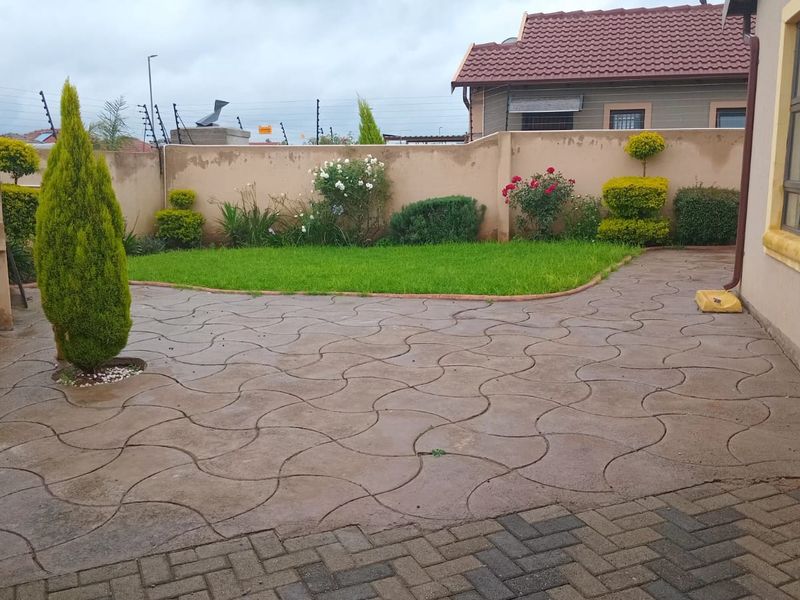 Beautiful Home awaiting it's new owners - Photo 10