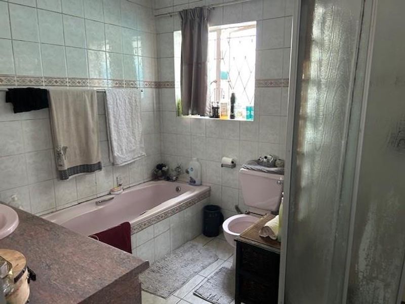 Location central Walk to amenities. - Photo 9