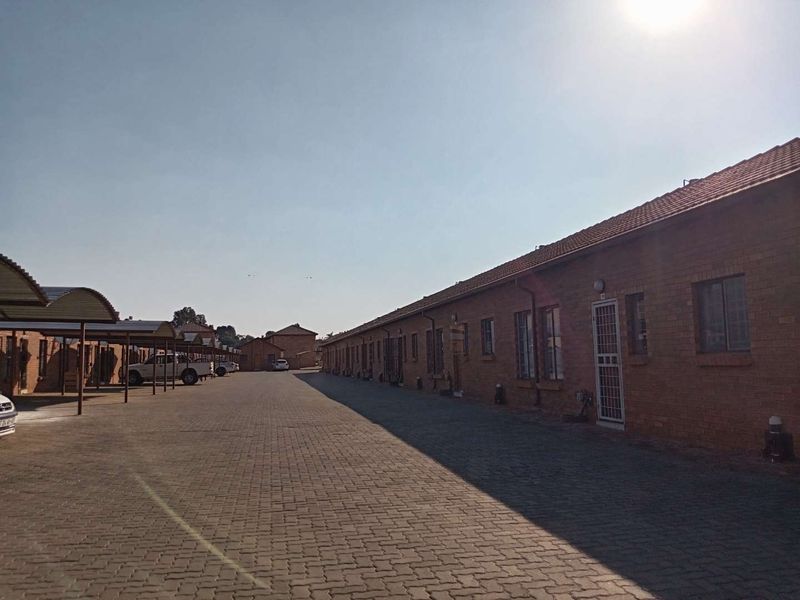 Spacious Living & Family Fun: Perfect 2-Bedroom Apartment - Photo 2