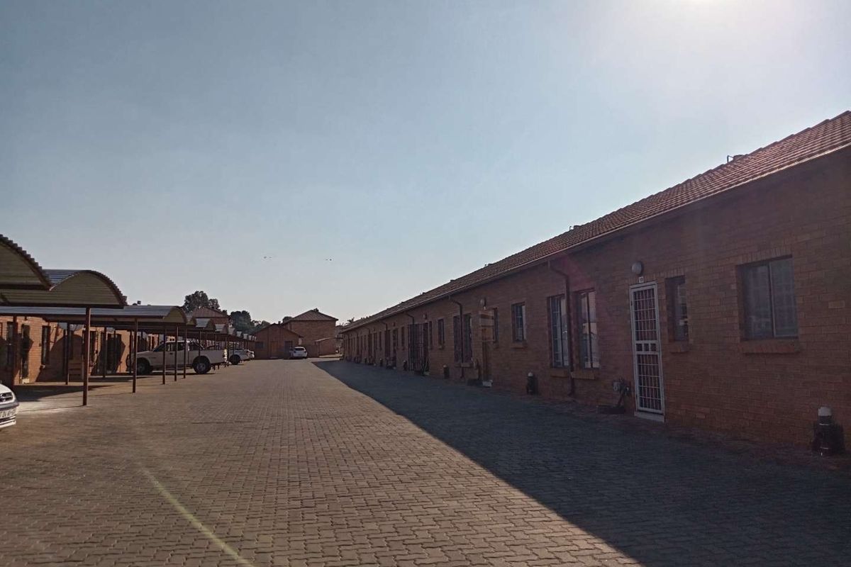 Spacious Living & Family Fun: Perfect 2-Bedroom Apartment - Photo 2