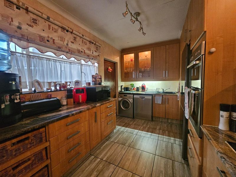 Prestine Family Home for Sale - Photo 8