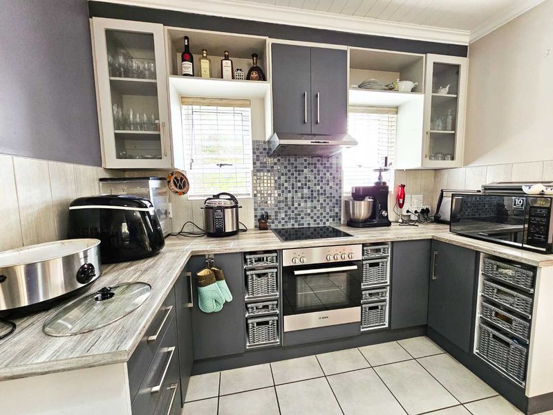 The perfect family home with modern finishes. - Photo 8