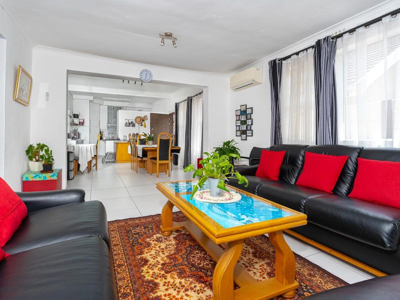 Dreaam Home in Rondebosch East - R3.25m - Photo 2