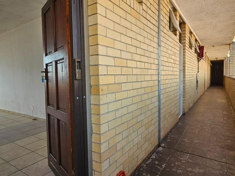 Modern, Spacious & Secure! 1.5 Bed Apartment Near Unisa & Jakaranda Hospital – Priced to Sell! - Photo 3