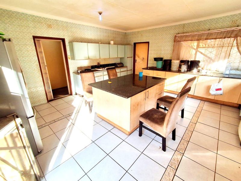 "Lovely residential property located in the lush surroundings of Bezuidenhout Valley, Johannesburg" - Photo 10