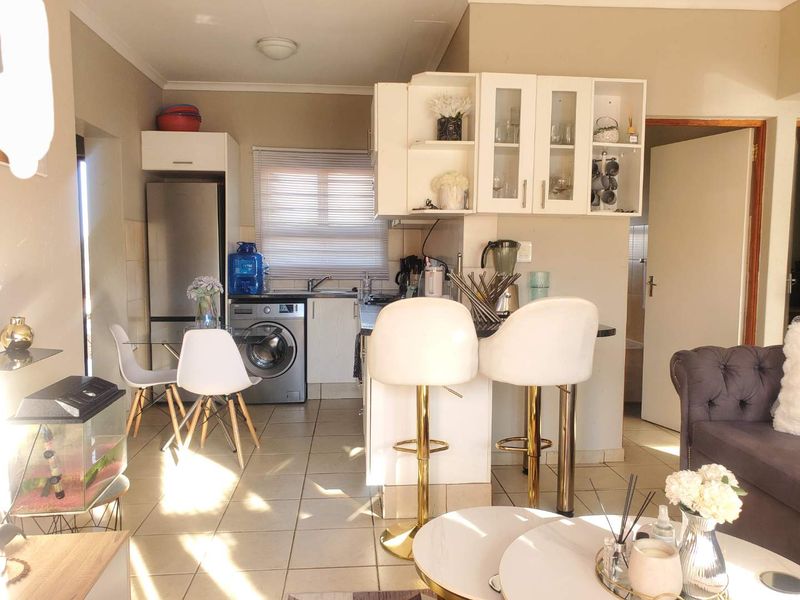 Investor's dream, sunlit 2-bed 2 bath in Vukani complex! - Photo 9