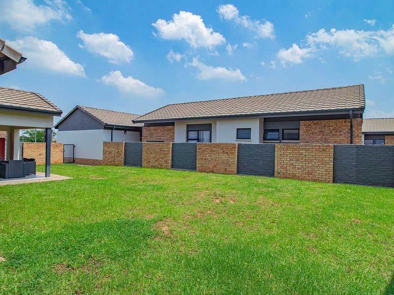 Family home in the Maddison - Photo 3