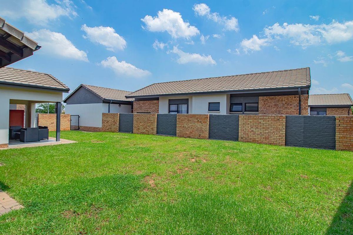 Family home in the Maddison - Photo 3