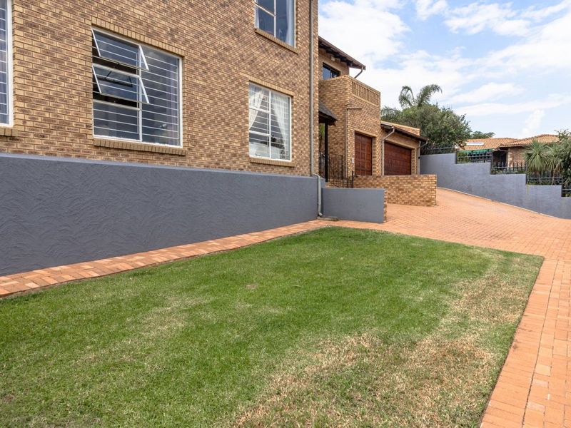 Stunning 5-Bedroom Home with Spectacular Views and Exceptional Amenities - Photo 3