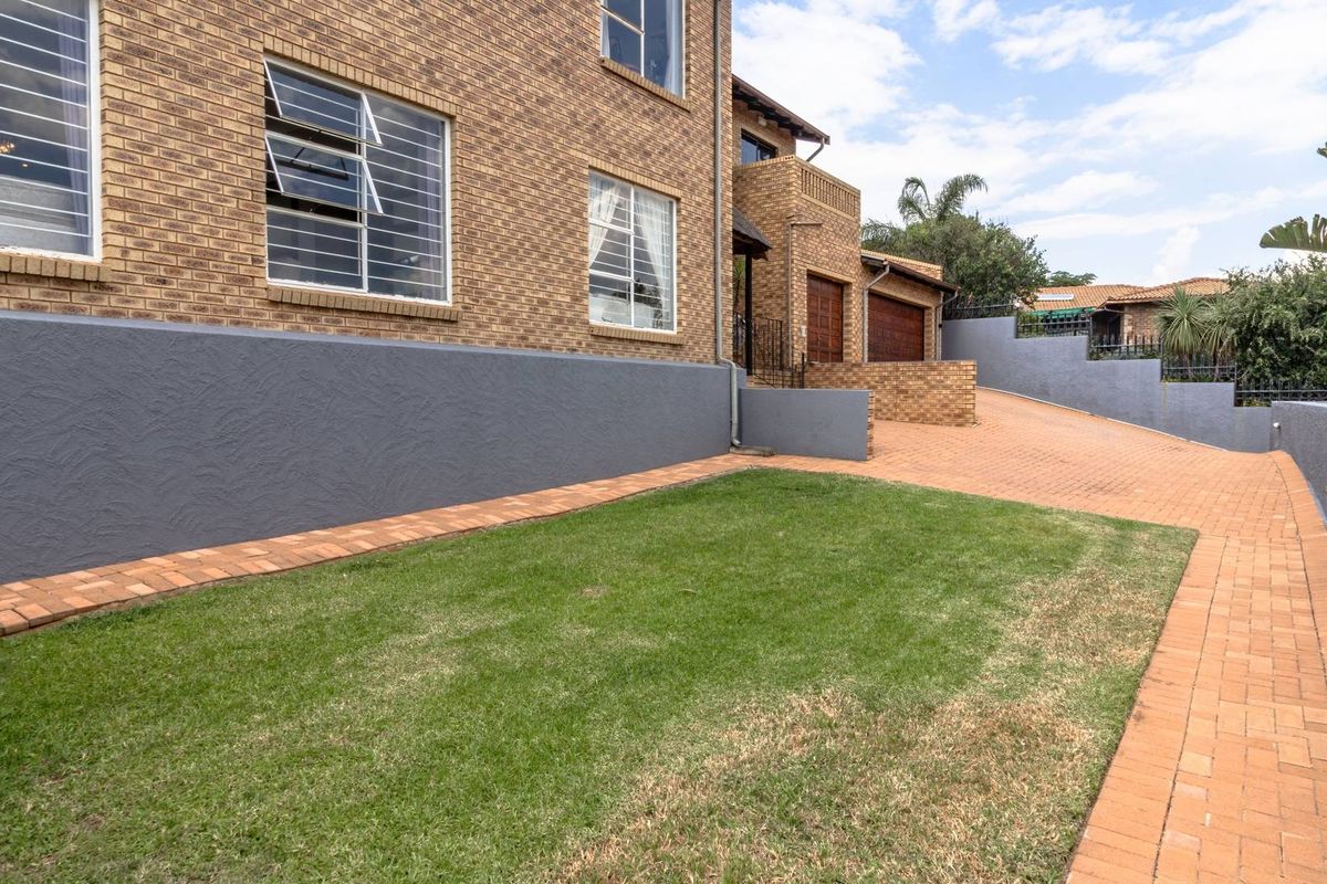 Stunning 5-Bedroom Home with Spectacular Views and Exceptional Amenities - Photo 3