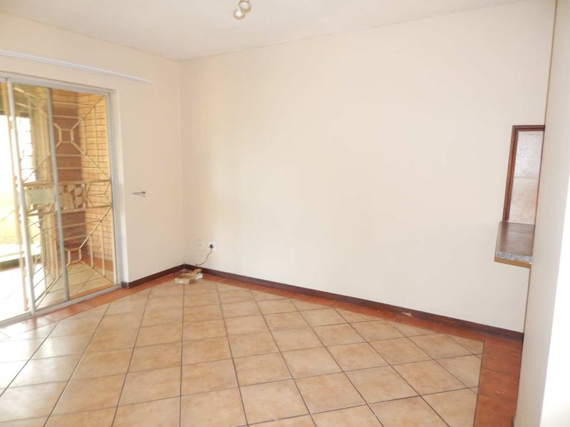 Lovely 2 Bedroom ground unit in Mooikloof Ridge - Photo 5