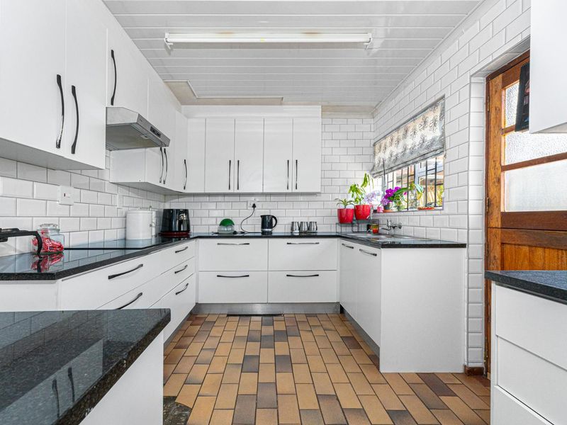 Charming 3-Bedroom Family Home in a Lovely, Quiet Pocket - Photo 8