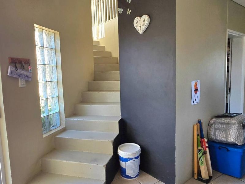 Spacious Coastal Retreat with Sea Views, Enclosed Garden, Pool &amp; Ideal Family - Friendly Living Spaces - Photo 6