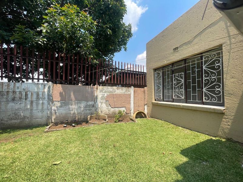 Charming 2-Bed Garden Cottage: Your New Home Awaits!" - Photo 4