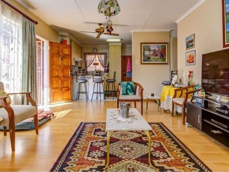 3 Bedroom House in Glen Marais - Photo 2