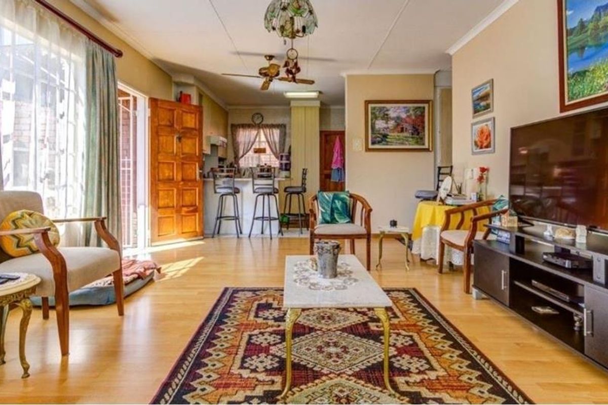 3 Bedroom House in Glen Marais - Photo 2