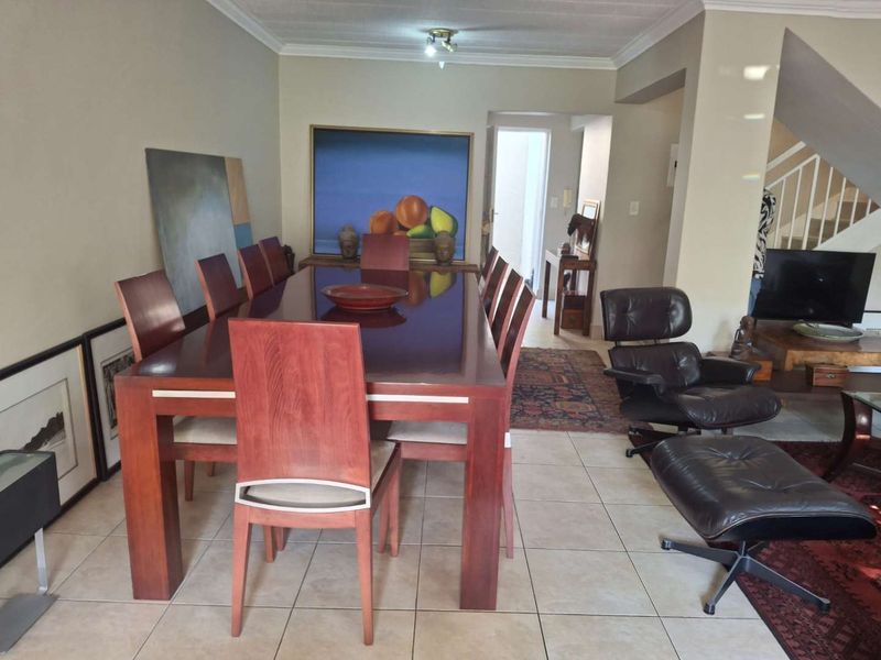 A BEAUTIFUL THREE BEDROOM TOWNHOUSE - Photo 2