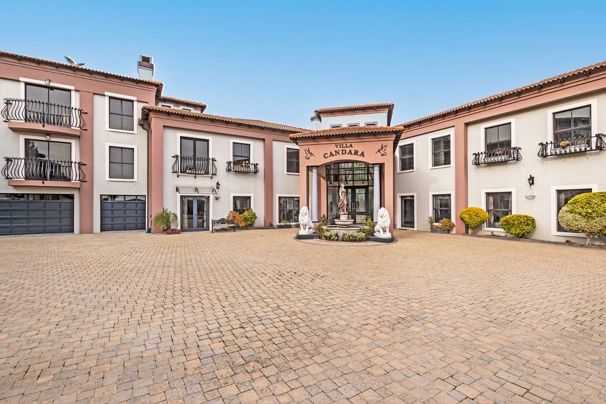Spectacular Tuscan Villa with 13 Bedrooms and Private Apartments Overlooking Tygerberg Nature Reserve - Photo 4