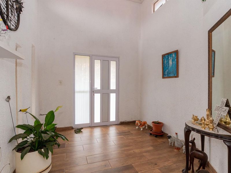 Spacious 4 Bedroom House with Pool in Esther Park - Photo 2