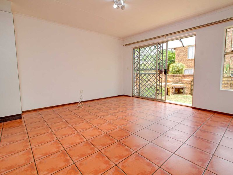 Spacious Townhouse: 2 Beds, Private Garden & More - Photo 2