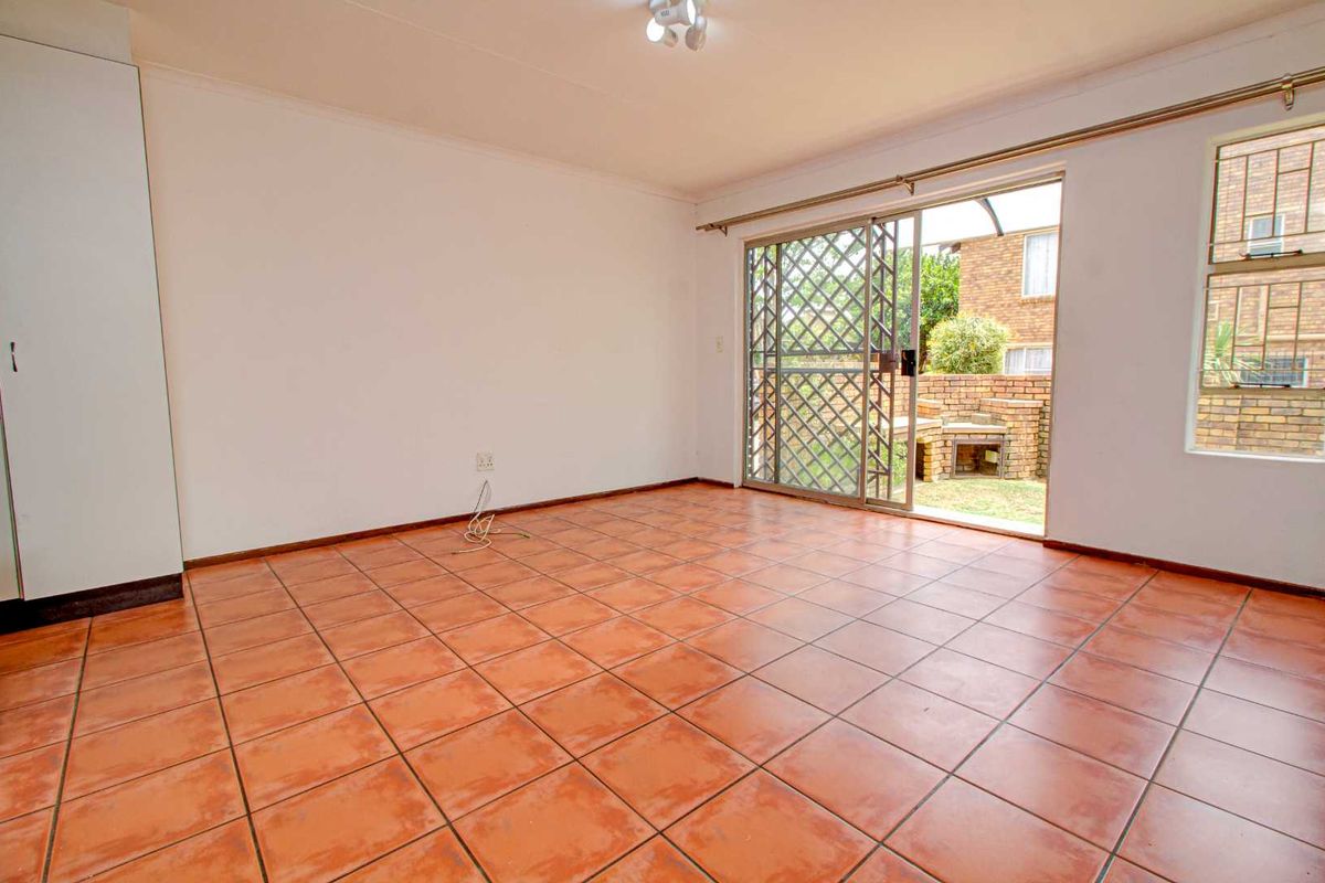 Spacious Townhouse: 2 Beds, Private Garden & More - Photo 2
