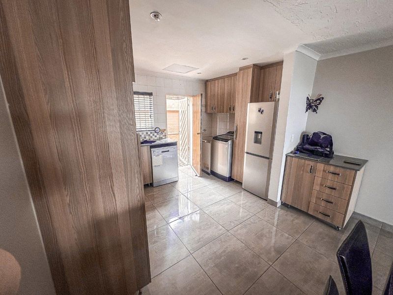 Modern 2-Bedroom Townhouse with Patio and Private Courtyard in Rangeview in Cosmos Complex - Photo 3