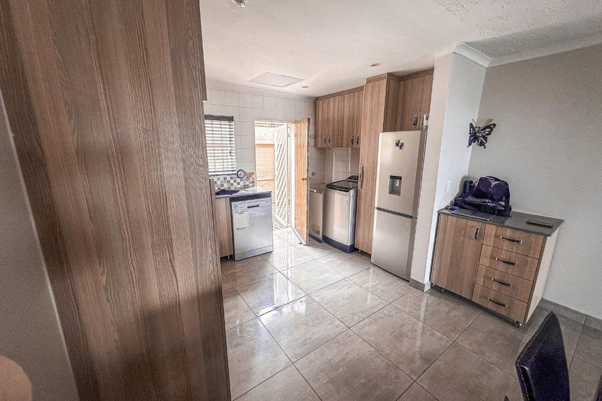 Modern 2-Bedroom Townhouse with Patio and Private Courtyard in Rangeview in Cosmos Complex - Photo 3