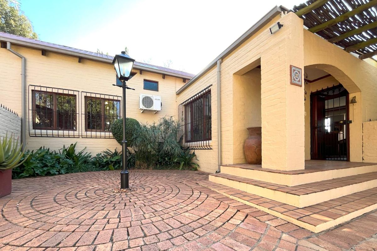 3 Bedroom house with flatlet in Garsfontein - Photo 2