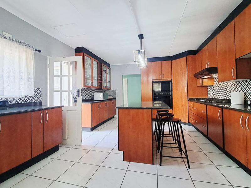 6 Bedroom House for Sale in Brackenhurst - Photo 3