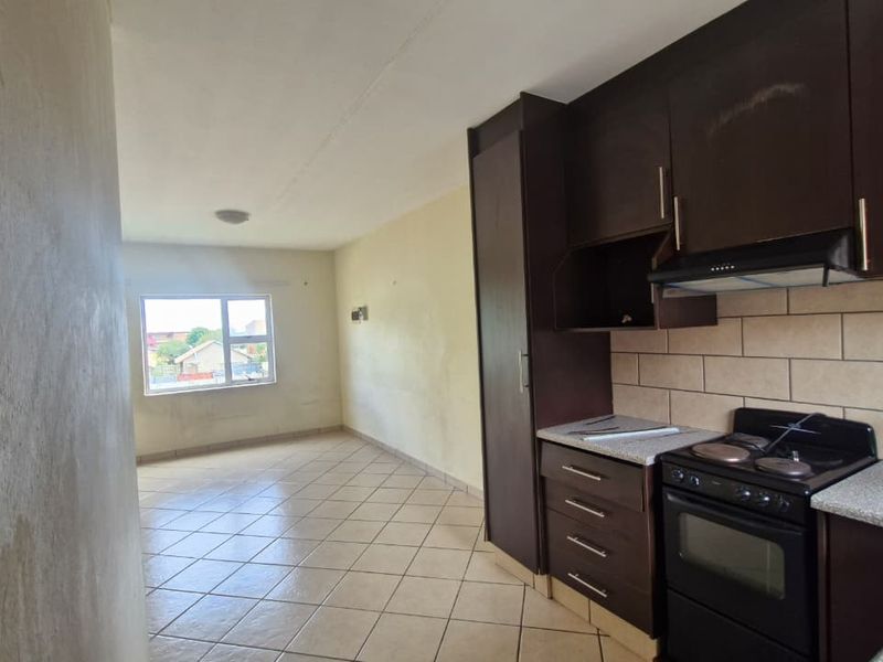 Modern 2-Bedroom Haven at The Kings: Style meets Central Convenience - Photo 4