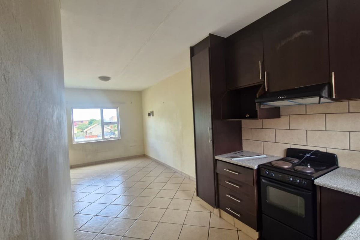 Modern 2-Bedroom Haven at The Kings: Style meets Central Convenience - Photo 4