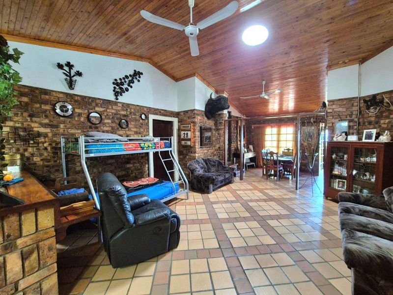 Bushveld Bliss - Spacious 3-Bed House with Modern Comfort - Photo 4