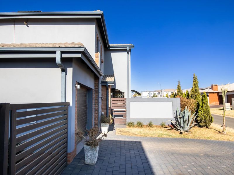 Perfect 3BR Family Haven with Braai Room, Large Garden, and Elite Security in Zambezi Manor - Photo 6