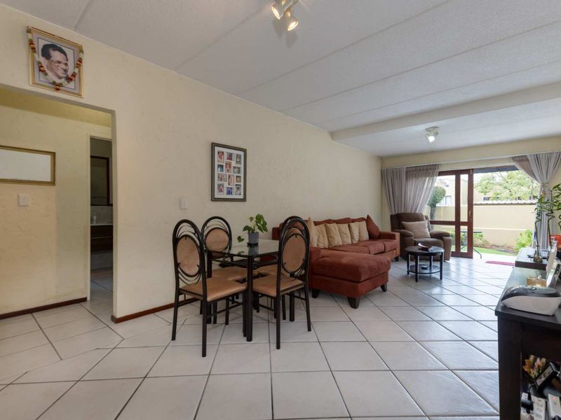 ESCAPE TO TRANQUILITY: YOUR DREAM 2 BEDROOM GAREDEN APARTMENT IN SUNNINGHILL’S VIA VERCELLI ESTATE - Photo 8