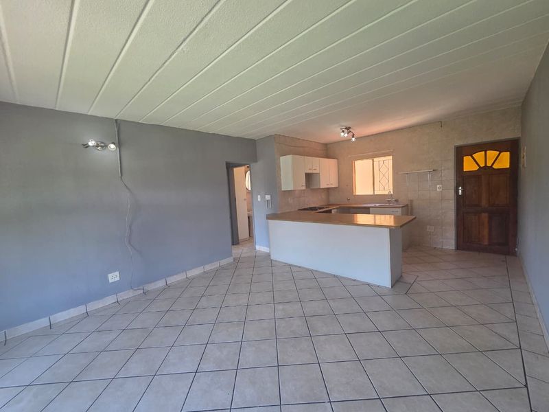 Spacious 2-Bedroom Upstairs Unit – Convenience at Its Best - Photo 9